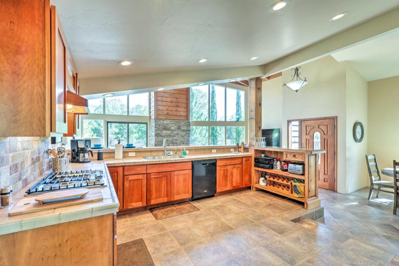 Bright Sedona Home With Deck And Mountain Views! Bagian luar foto