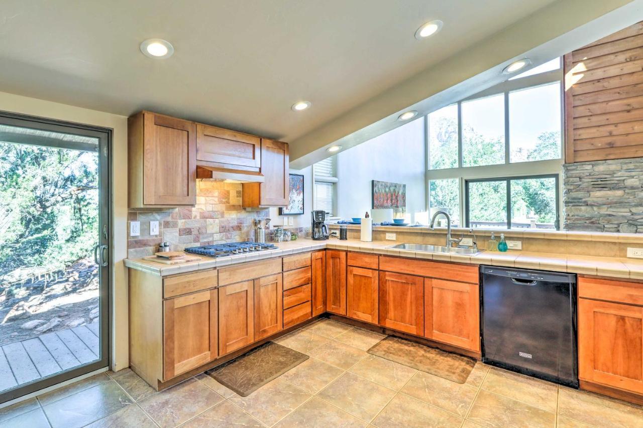 Bright Sedona Home With Deck And Mountain Views! Bagian luar foto